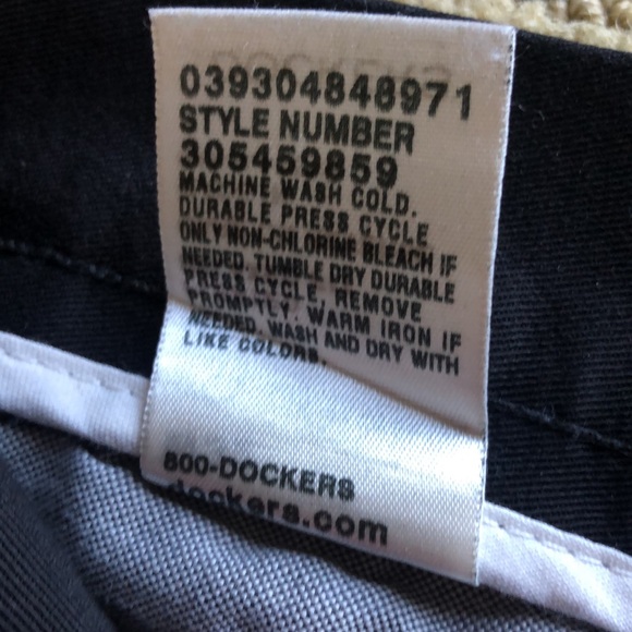 Dockers Relaxed fit pleated black shorts size 32 - Picture 8 of 10